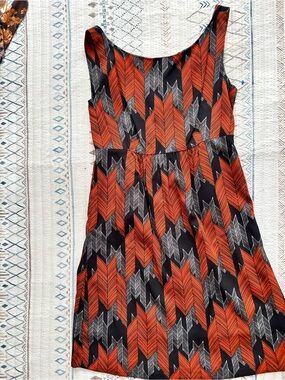 Milly Lyla Graphic Chevron Orange Black Knit Dress Size 4 excellent condition